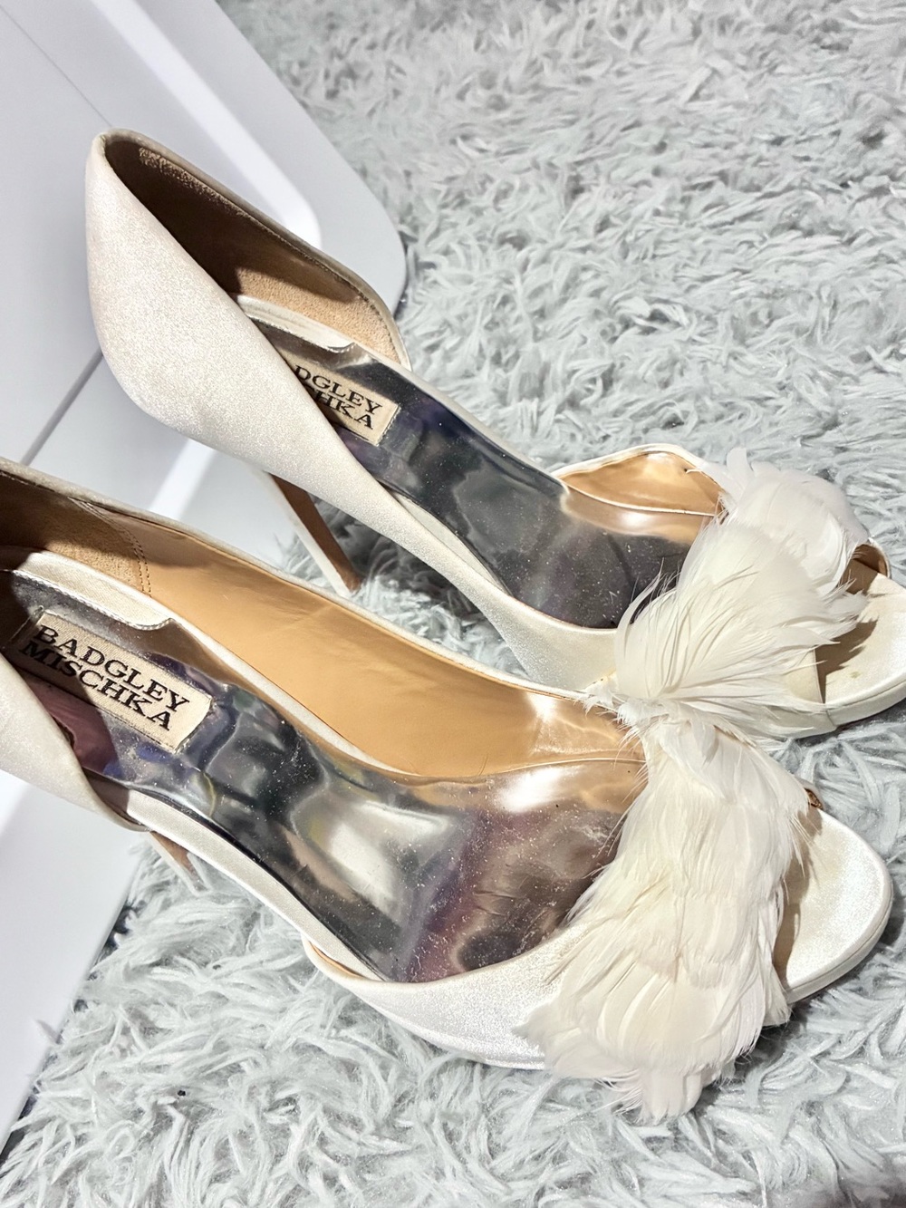 Badgley Mischka white ivory feather accent satin heels wedding bridal shower 8.5